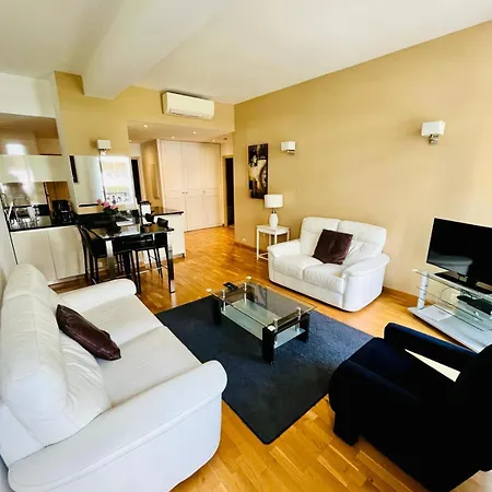 Golden Triangle 2br/2ba شقة كان