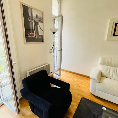 Golden Triangle 2br/2ba Apartment