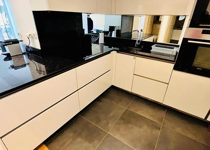 Golden Triangle 2br/2ba Apartment *