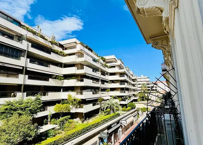 Golden Triangle 2br/2ba Apartment Cannes