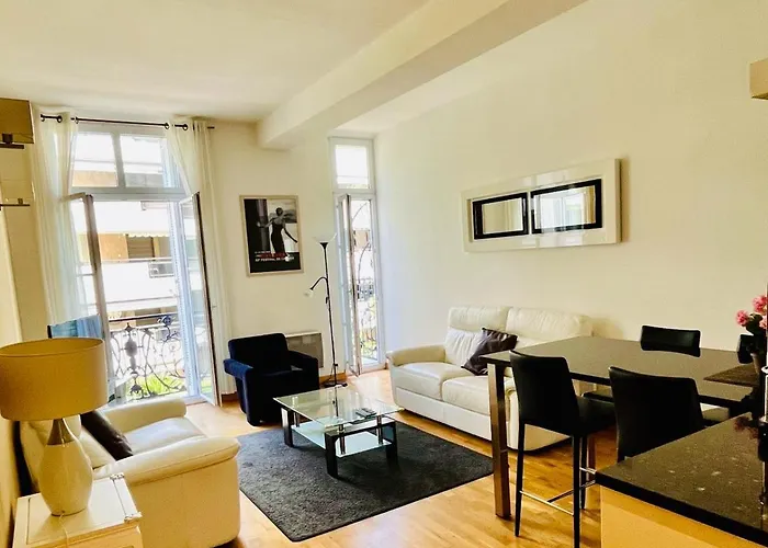 Golden Triangle 2br/2ba Apartment *