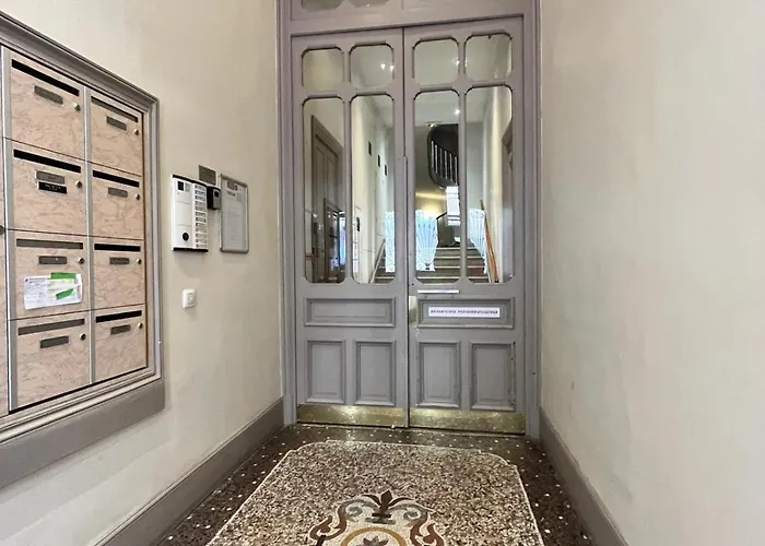 Apartment Golden Triangle 2br/2ba *