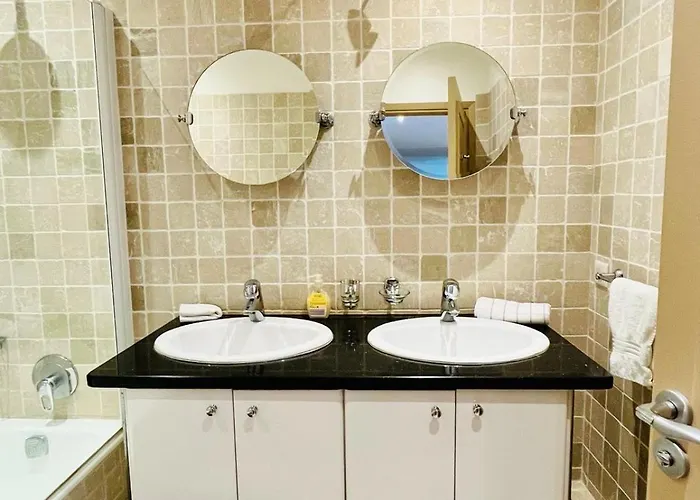 Golden Triangle 2br/2ba Apartment *
